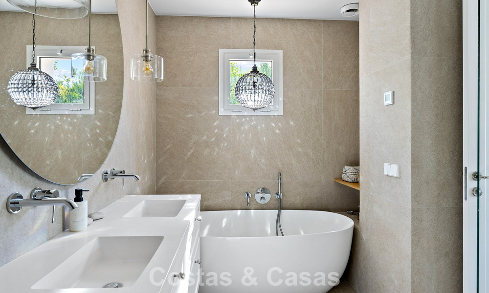 Exclusivo dúplex de lujo listo para entrar a vivir, rodeado de campos de golf en Nueva Andalucía, Marbella 794584