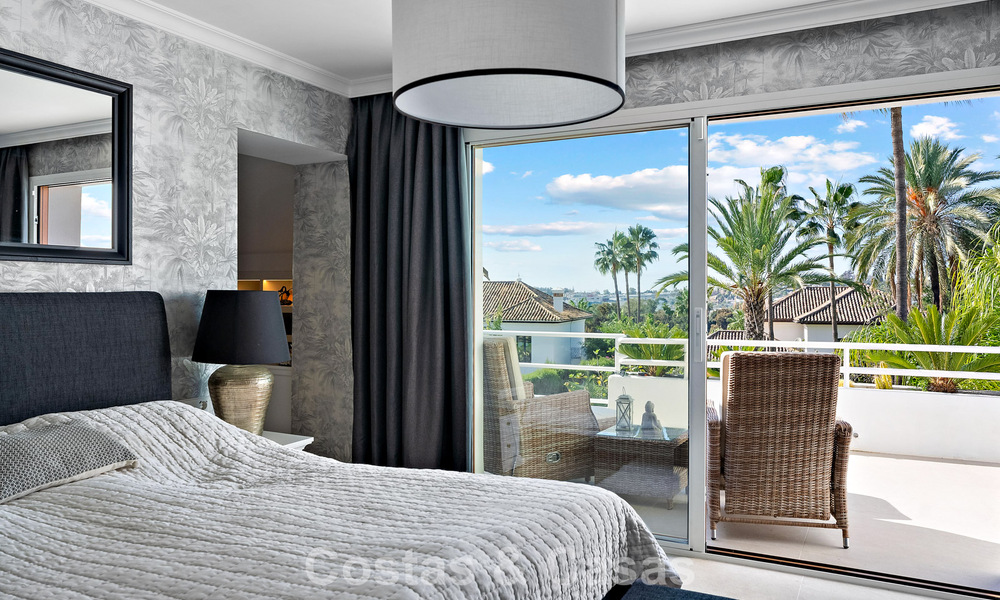 Exclusivo dúplex de lujo listo para entrar a vivir, rodeado de campos de golf en Nueva Andalucía, Marbella 794585