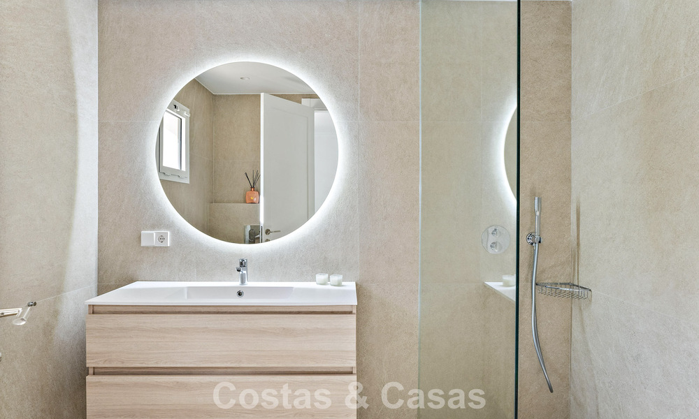 Exclusivo dúplex de lujo listo para entrar a vivir, rodeado de campos de golf en Nueva Andalucía, Marbella 794590