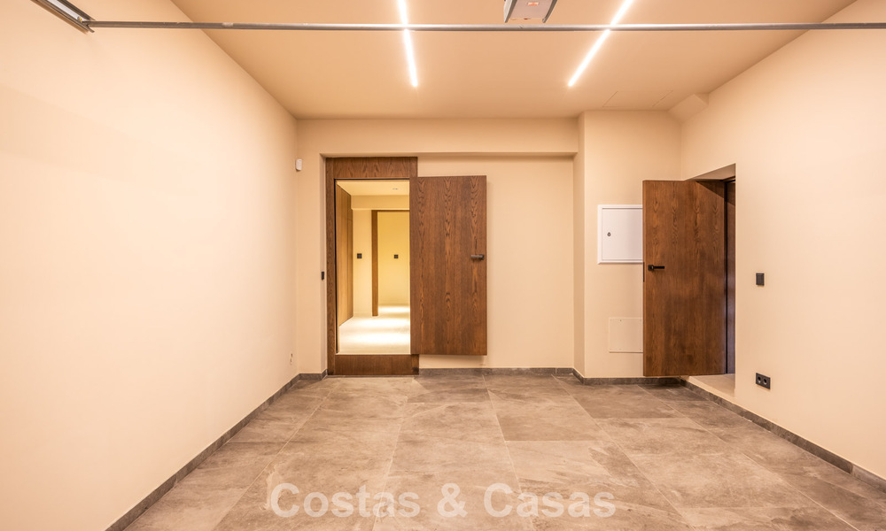 Villa de lujo de estilo balinés, lista para entrar a vivir, en venta en el Valle del Golf de Nueva Andalucía, Marbella 794680