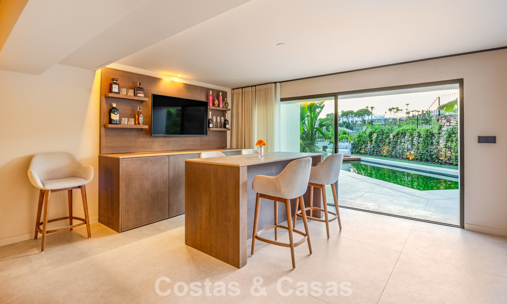 Villa de lujo de estilo balinés, lista para entrar a vivir, en venta en el Valle del Golf de Nueva Andalucía, Marbella 794683