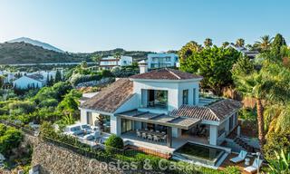 Villa de lujo de estilo balinés, lista para entrar a vivir, en venta en el Valle del Golf de Nueva Andalucía, Marbella 794687 