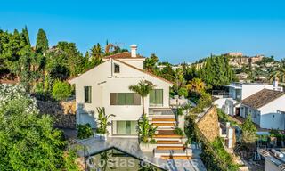 Villa de lujo de estilo balinés, lista para entrar a vivir, en venta en el Valle del Golf de Nueva Andalucía, Marbella 794688 