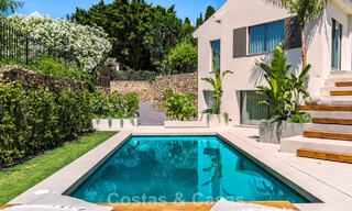 Villa de lujo de estilo balinés, lista para entrar a vivir, en venta en el Valle del Golf de Nueva Andalucía, Marbella 794689 