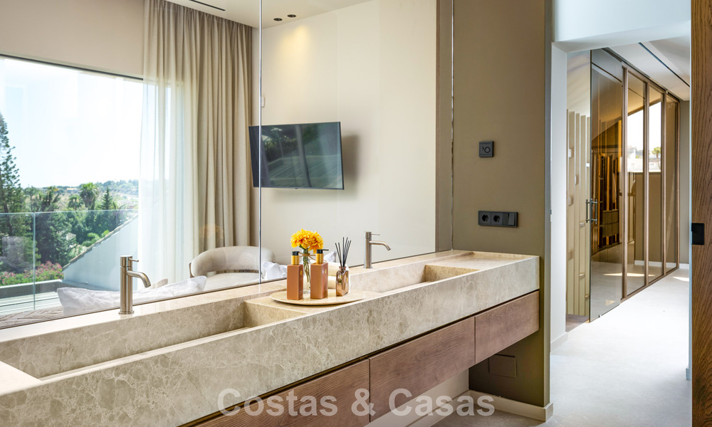 Villa de lujo de estilo balinés, lista para entrar a vivir, en venta en el Valle del Golf de Nueva Andalucía, Marbella 794696