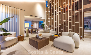 Villa de lujo de estilo balinés, lista para entrar a vivir, en venta en el Valle del Golf de Nueva Andalucía, Marbella 794698 