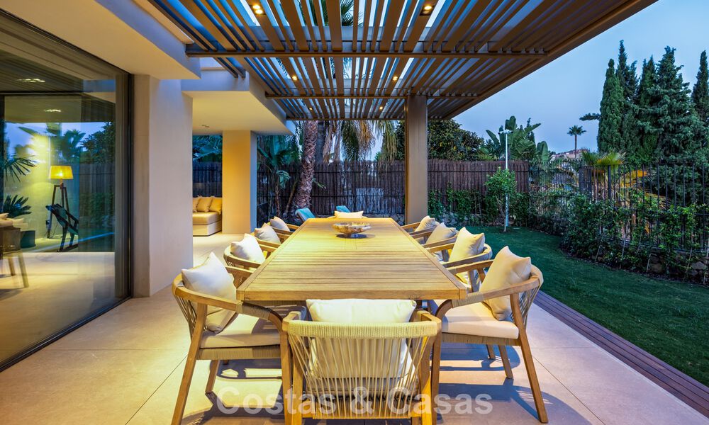 Villa de lujo de estilo balinés, lista para entrar a vivir, en venta en el Valle del Golf de Nueva Andalucía, Marbella 794699