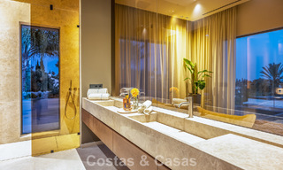 Villa de lujo de estilo balinés, lista para entrar a vivir, en venta en el Valle del Golf de Nueva Andalucía, Marbella 794700 