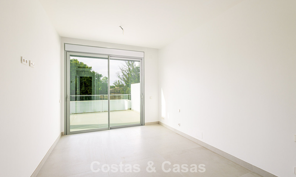 Villa pareada modernista en venta cerca de servicios en Guadalmina y San Pedro centro, Marbella 794649