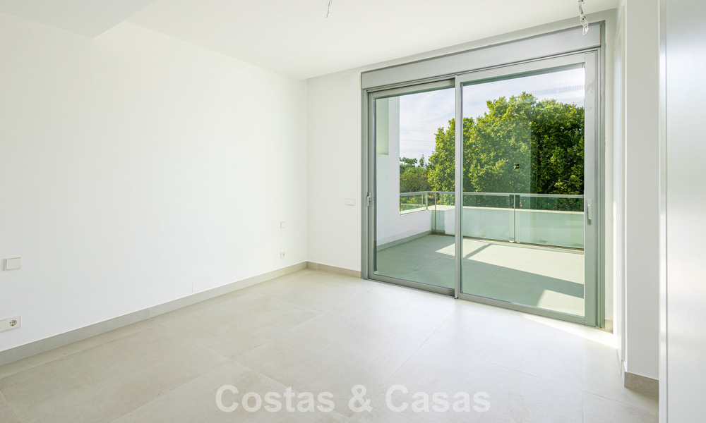 Villa pareada modernista en venta cerca de servicios en Guadalmina y San Pedro centro, Marbella 794652