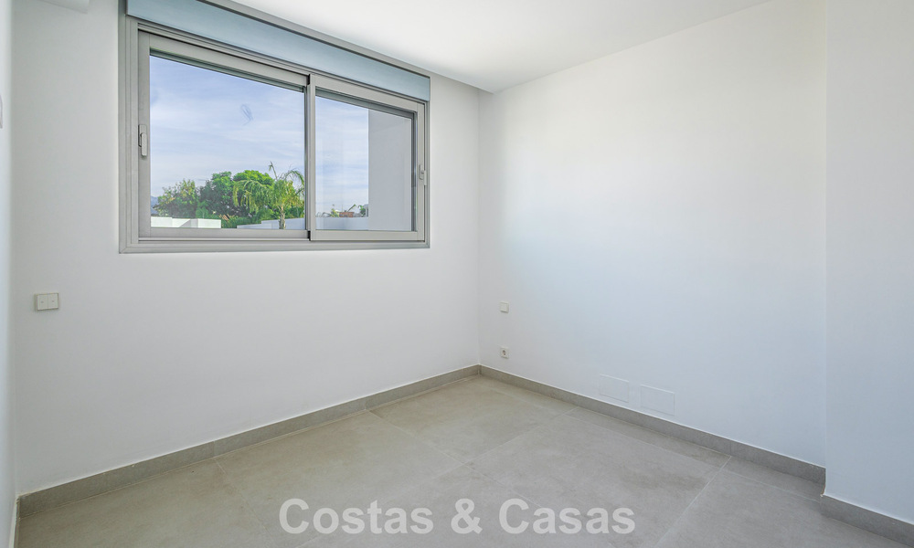 Villa pareada modernista en venta cerca de servicios en Guadalmina y San Pedro centro, Marbella 794653