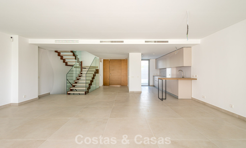 Villa pareada modernista en venta cerca de servicios en Guadalmina y San Pedro centro, Marbella 794657