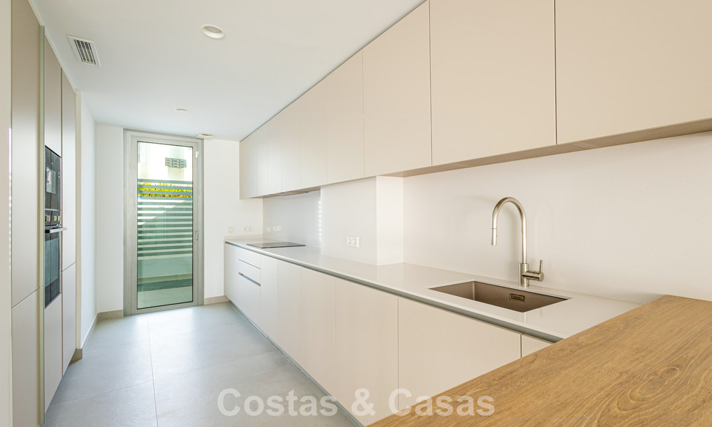 Villa pareada modernista en venta cerca de servicios en Guadalmina y San Pedro centro, Marbella 794659