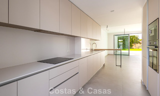 Villa pareada modernista en venta cerca de servicios en Guadalmina y San Pedro centro, Marbella 794661 