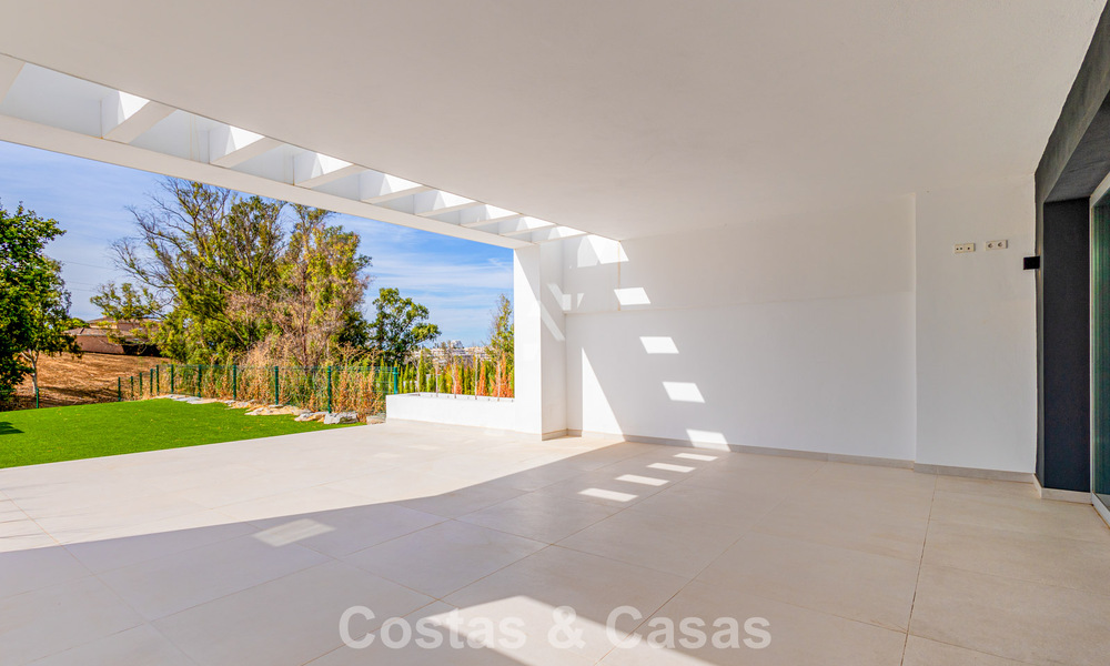 Villa pareada modernista en venta cerca de servicios en Guadalmina y San Pedro centro, Marbella 794662