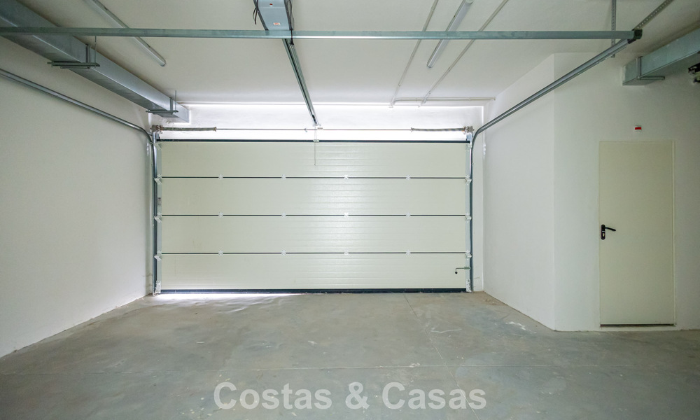 Villa pareada modernista en venta cerca de servicios en Guadalmina y San Pedro centro, Marbella 794666