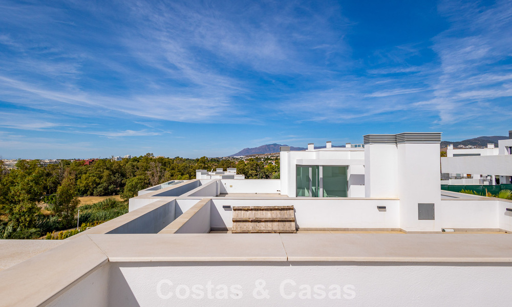 Villa pareada modernista en venta cerca de servicios en Guadalmina y San Pedro centro, Marbella 794675