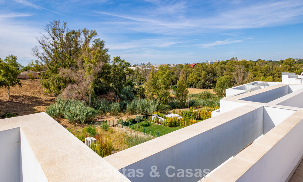 Villa pareada modernista en venta cerca de servicios en Guadalmina y San Pedro centro, Marbella 794676