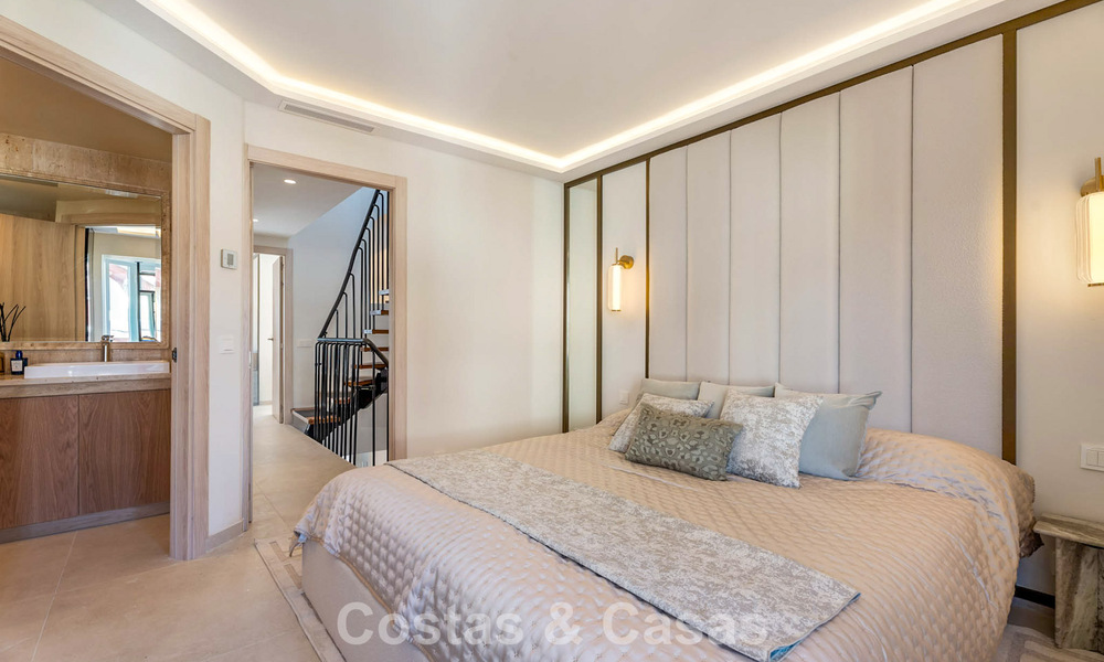 Elegante casa adosada en venta a poca distancia de la playa en la Milla de Oro de Marbella 794701