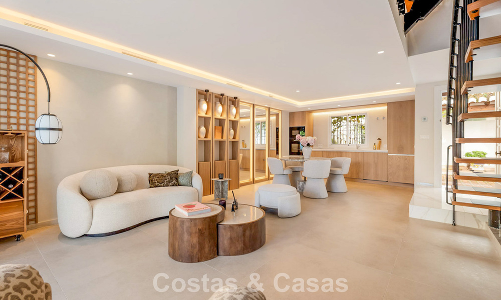 Elegante casa adosada en venta a poca distancia de la playa en la Milla de Oro de Marbella 794702