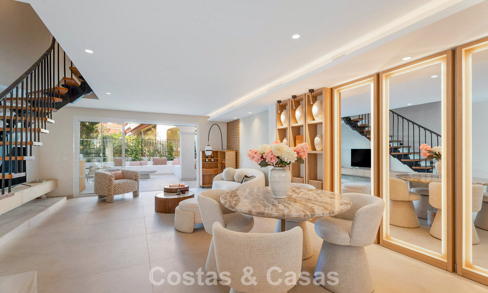 Elegante casa adosada en venta a poca distancia de la playa en la Milla de Oro de Marbella 794703