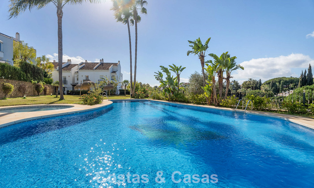 Elegante casa adosada en venta a poca distancia de la playa en la Milla de Oro de Marbella 794705