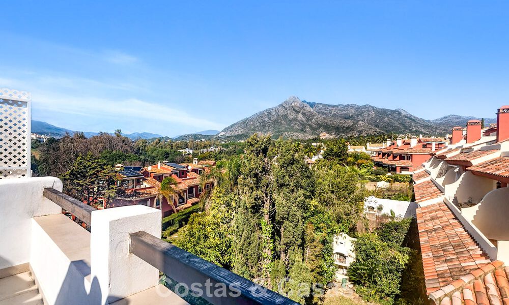 Elegante casa adosada en venta a poca distancia de la playa en la Milla de Oro de Marbella 794706