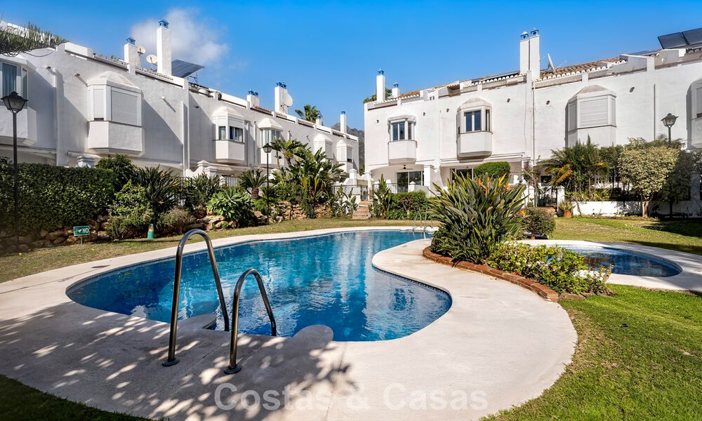 Elegante casa adosada en venta a poca distancia de la playa en la Milla de Oro de Marbella 794708