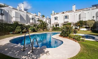 Elegante casa adosada en venta a poca distancia de la playa en la Milla de Oro de Marbella 794708 