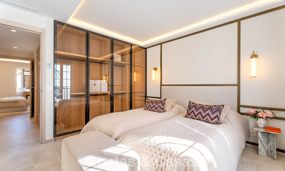 Elegante casa adosada en venta a poca distancia de la playa en la Milla de Oro de Marbella 794709