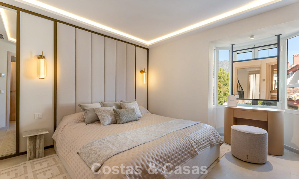 Elegante casa adosada en venta a poca distancia de la playa en la Milla de Oro de Marbella 794710