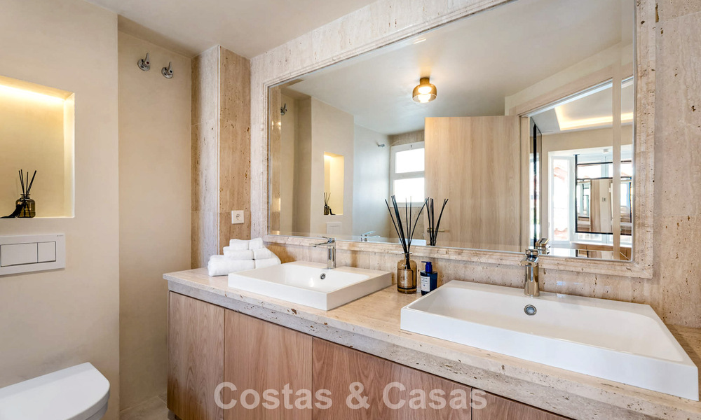 Elegante casa adosada en venta a poca distancia de la playa en la Milla de Oro de Marbella 794711