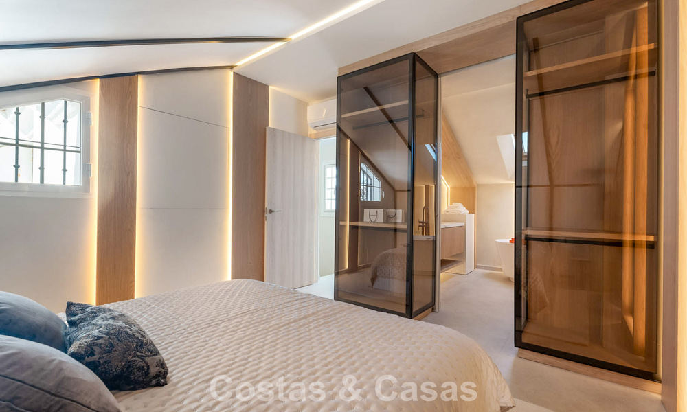 Elegante casa adosada en venta a poca distancia de la playa en la Milla de Oro de Marbella 794715