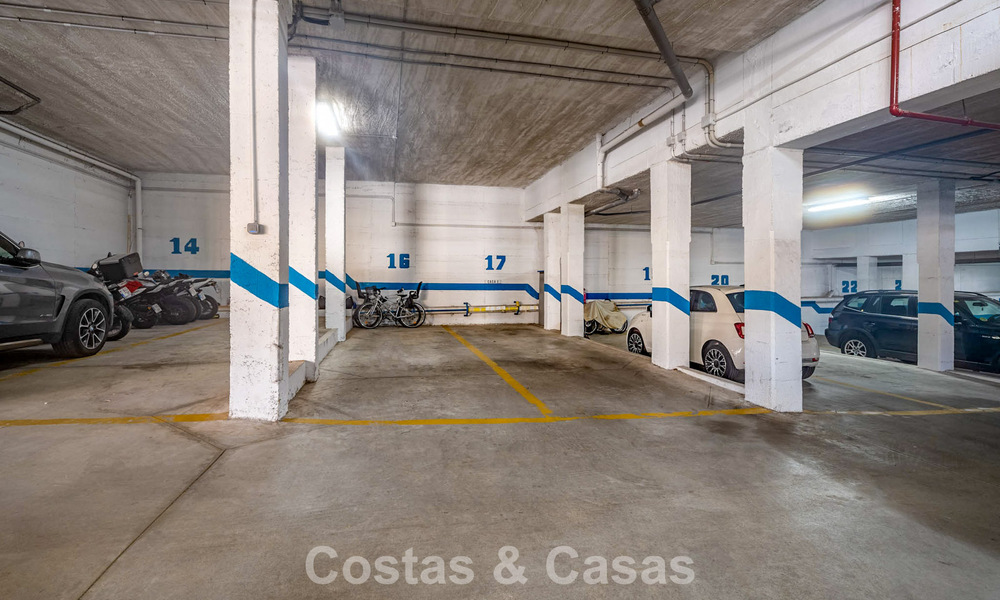 Elegante casa adosada en venta a poca distancia de la playa en la Milla de Oro de Marbella 794718