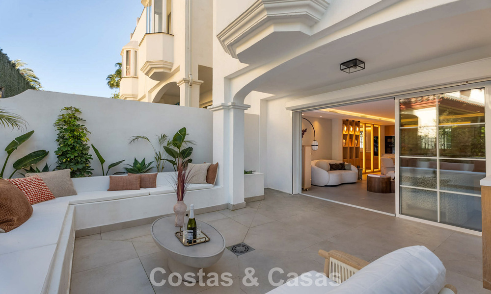 Elegante casa adosada en venta a poca distancia de la playa en la Milla de Oro de Marbella 794719