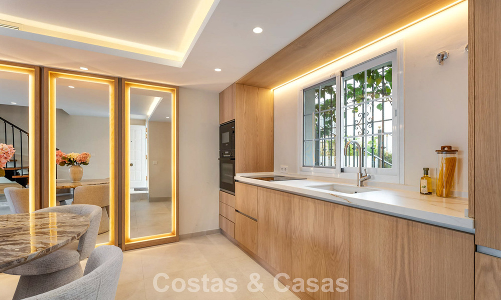 Elegante casa adosada en venta a poca distancia de la playa en la Milla de Oro de Marbella 794720