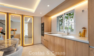 Elegante casa adosada en venta a poca distancia de la playa en la Milla de Oro de Marbella 794720 