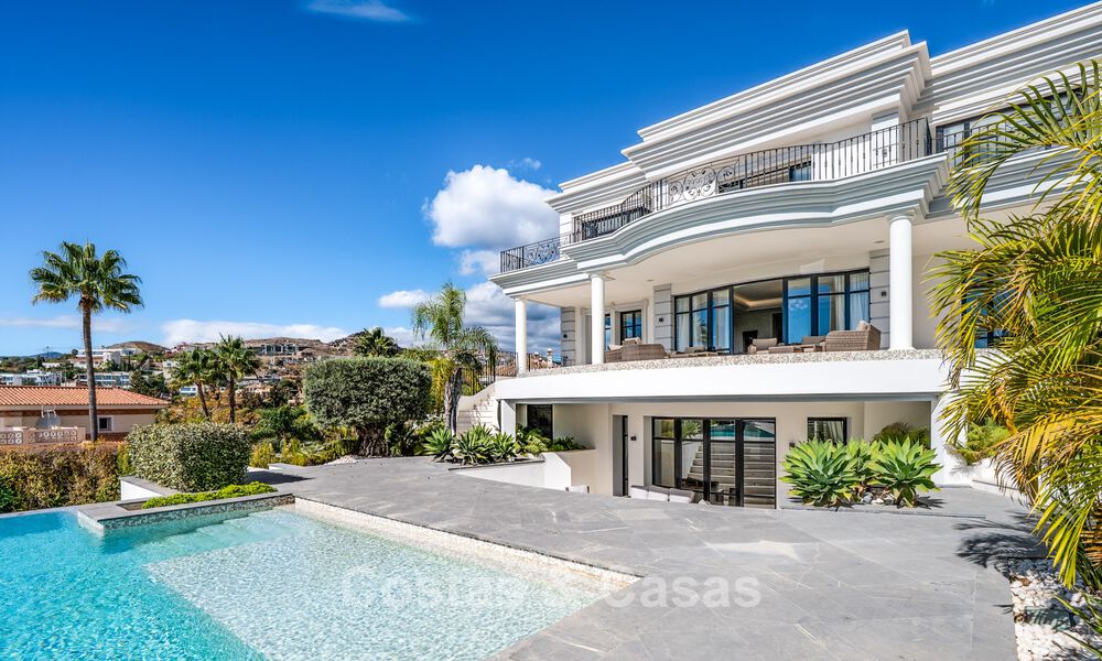Majestuosa villa de lujo con vistas al golf, a la montaña y al mar en venta en una urbanización de golf en Marbella - Benahavís 794721
