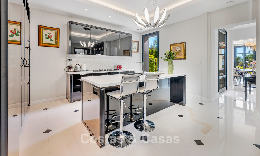 Majestuosa villa de lujo con vistas al golf, a la montaña y al mar en venta en una urbanización de golf en Marbella - Benahavís 794726