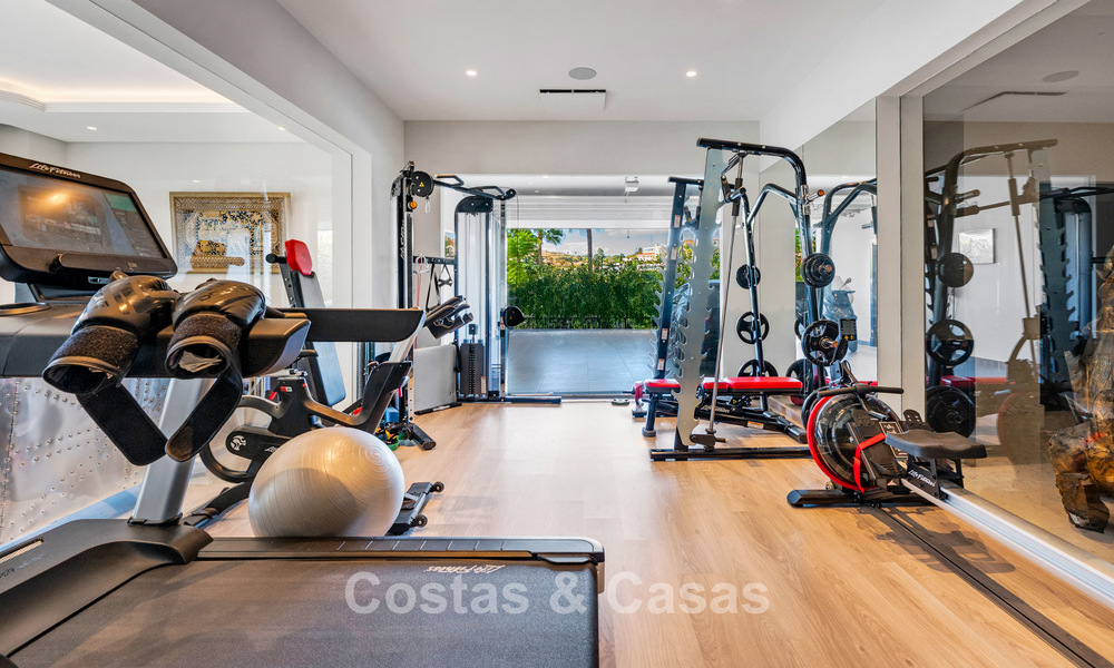 Majestuosa villa de lujo con vistas al golf, a la montaña y al mar en venta en una urbanización de golf en Marbella - Benahavís 794734