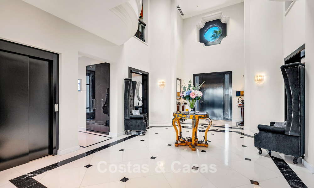 Majestuosa villa de lujo con vistas al golf, a la montaña y al mar en venta en una urbanización de golf en Marbella - Benahavís 794735