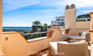 Amplio ático dúplex con vistas panorámicas al mar en venta en una urbanización cerrada en Marbella - Benahavís 794829 