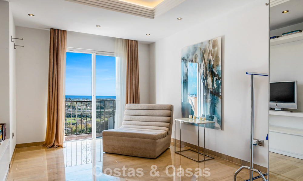 Amplio ático dúplex con vistas panorámicas al mar en venta en una urbanización cerrada en Marbella - Benahavís 794830