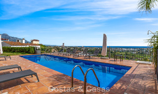 Amplio ático dúplex con vistas panorámicas al mar en venta en una urbanización cerrada en Marbella - Benahavís 794831 