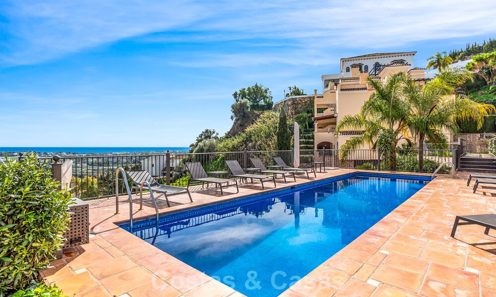 Amplio ático dúplex con vistas panorámicas al mar en venta en una urbanización cerrada en Marbella - Benahavís 794832