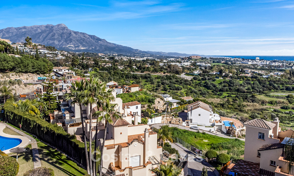 Amplio ático dúplex con vistas panorámicas al mar en venta en una urbanización cerrada en Marbella - Benahavís 794840