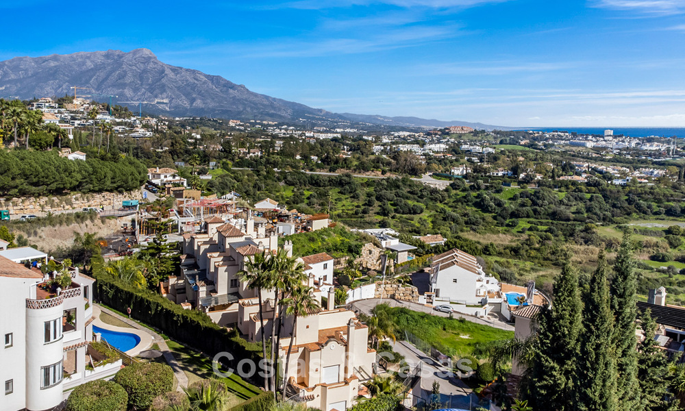 Amplio ático dúplex con vistas panorámicas al mar en venta en una urbanización cerrada en Marbella - Benahavís 794841