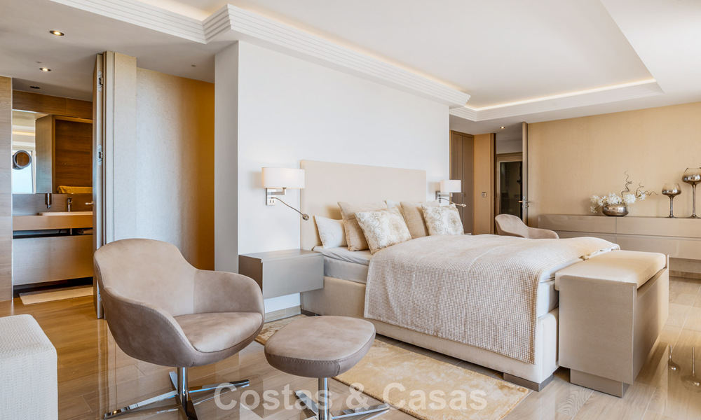 Amplio ático dúplex con vistas panorámicas al mar en venta en una urbanización cerrada en Marbella - Benahavís 794845