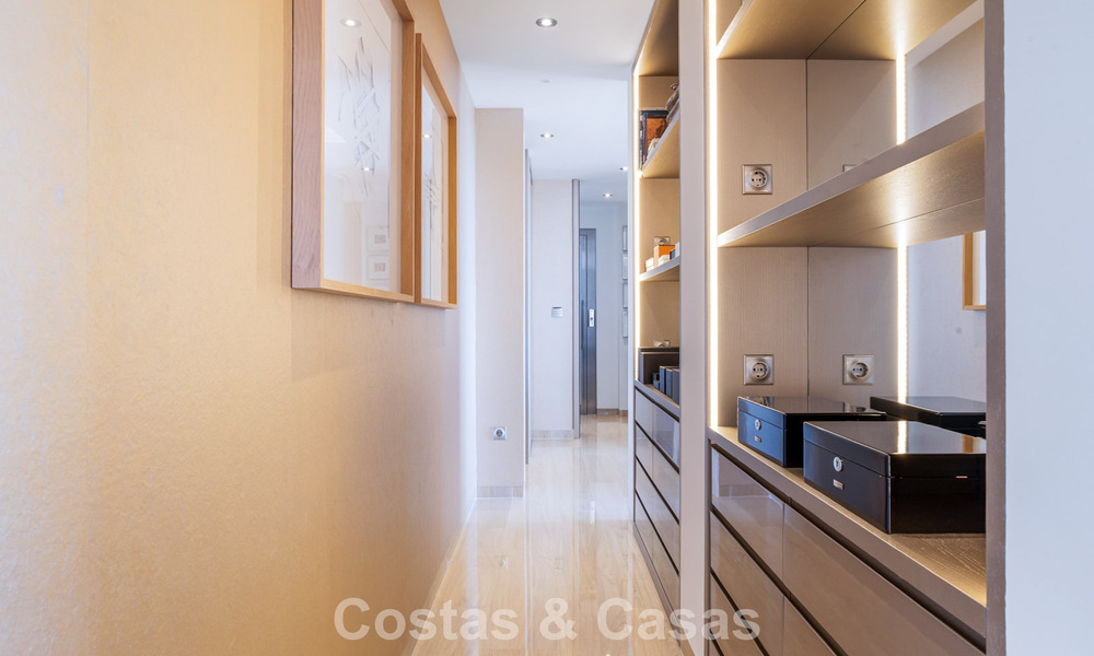 Amplio ático dúplex con vistas panorámicas al mar en venta en una urbanización cerrada en Marbella - Benahavís 794847