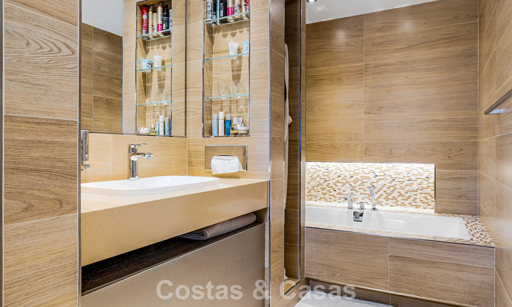 Amplio ático dúplex con vistas panorámicas al mar en venta en una urbanización cerrada en Marbella - Benahavís 794853